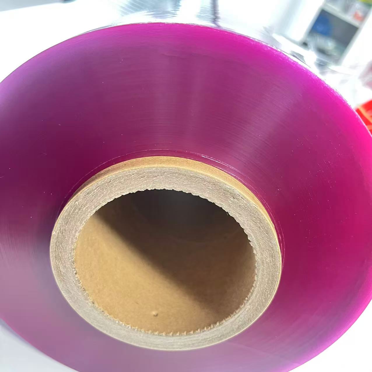 Película aderente de cor roxa de qualidade alimentar Mantenha o rolo de plástico de PVC fresco para embrulhar alimentos Rolo Jumbo
