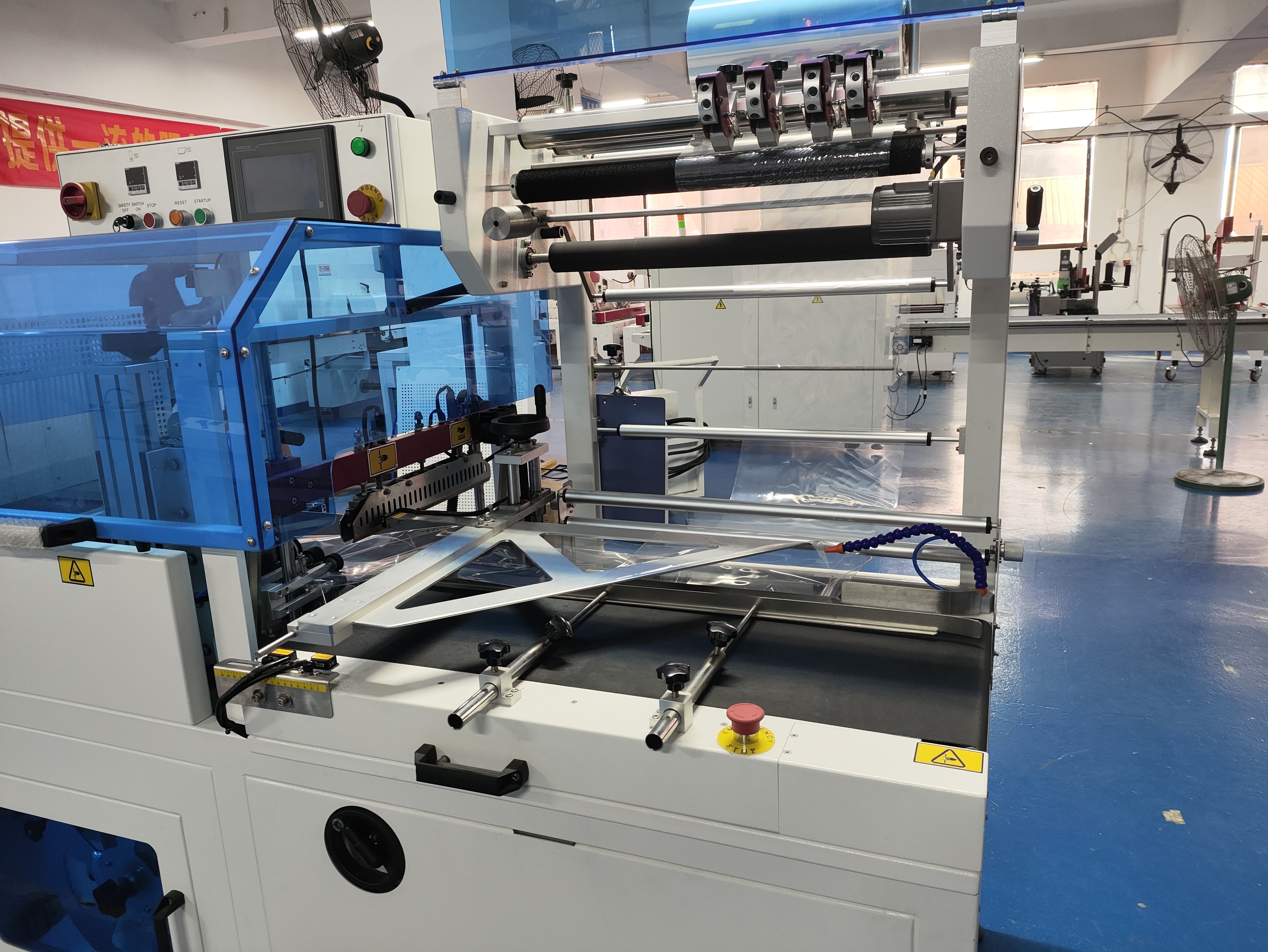 Compara&ccedil;&atilde;o do mecanismo de veda&ccedil;&atilde;o da m&aacute;quina de embalagem retr&aacute;til