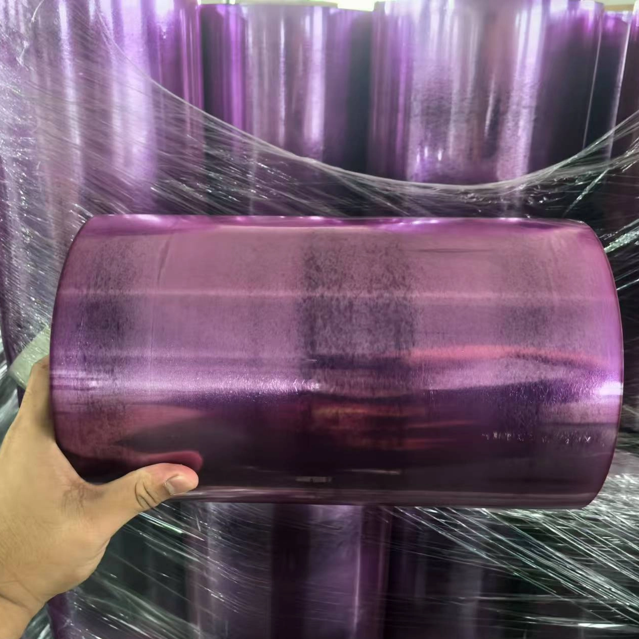 Rolo Jumbo de filme extensível de alimentos de PVC antiembaçante macio de cor roxa para embalagens de alimentos